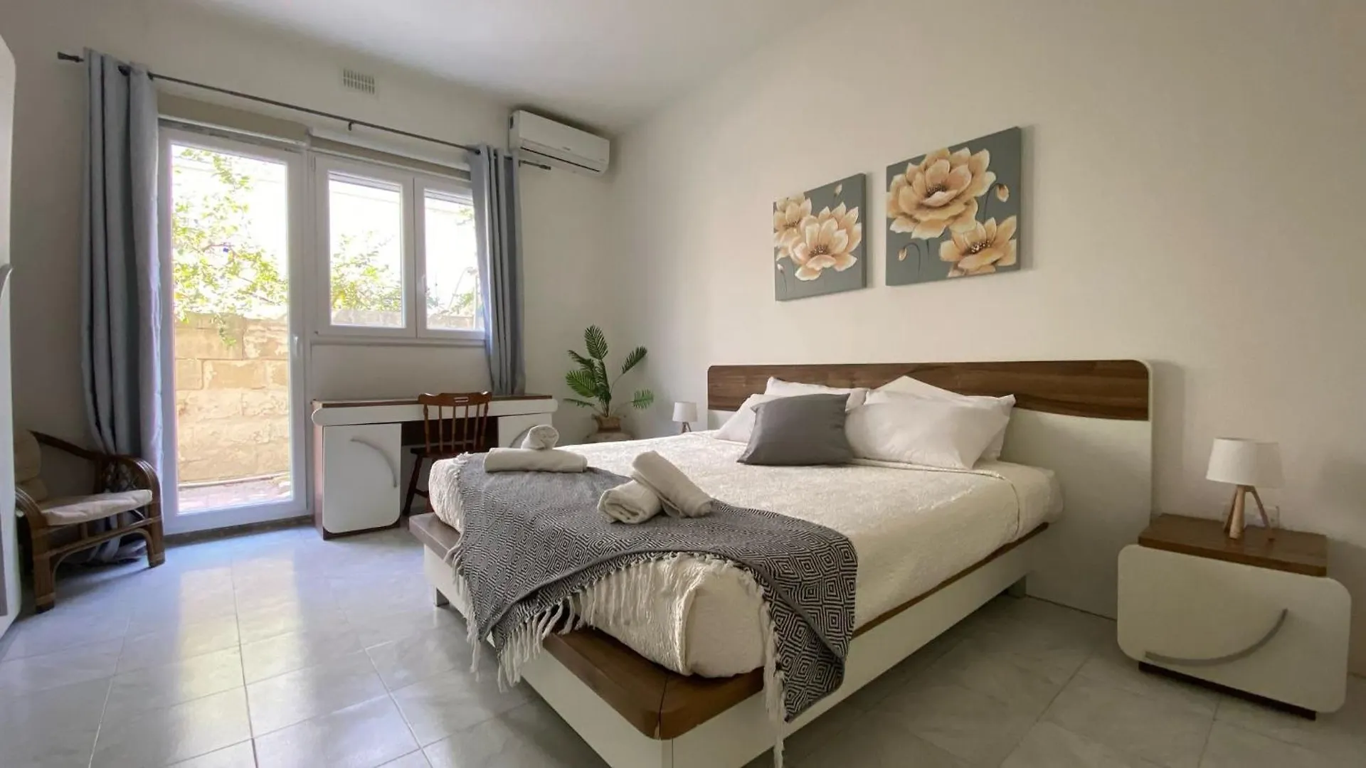 Bright And Spacious Double Room, Shared Bathroom location
