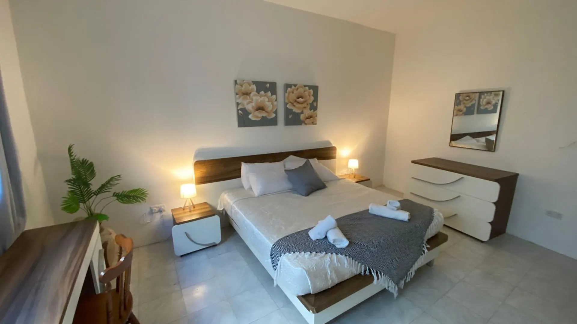 Homestay Bright And Spacious Double Room, Shared Bathroom Saint Julian's