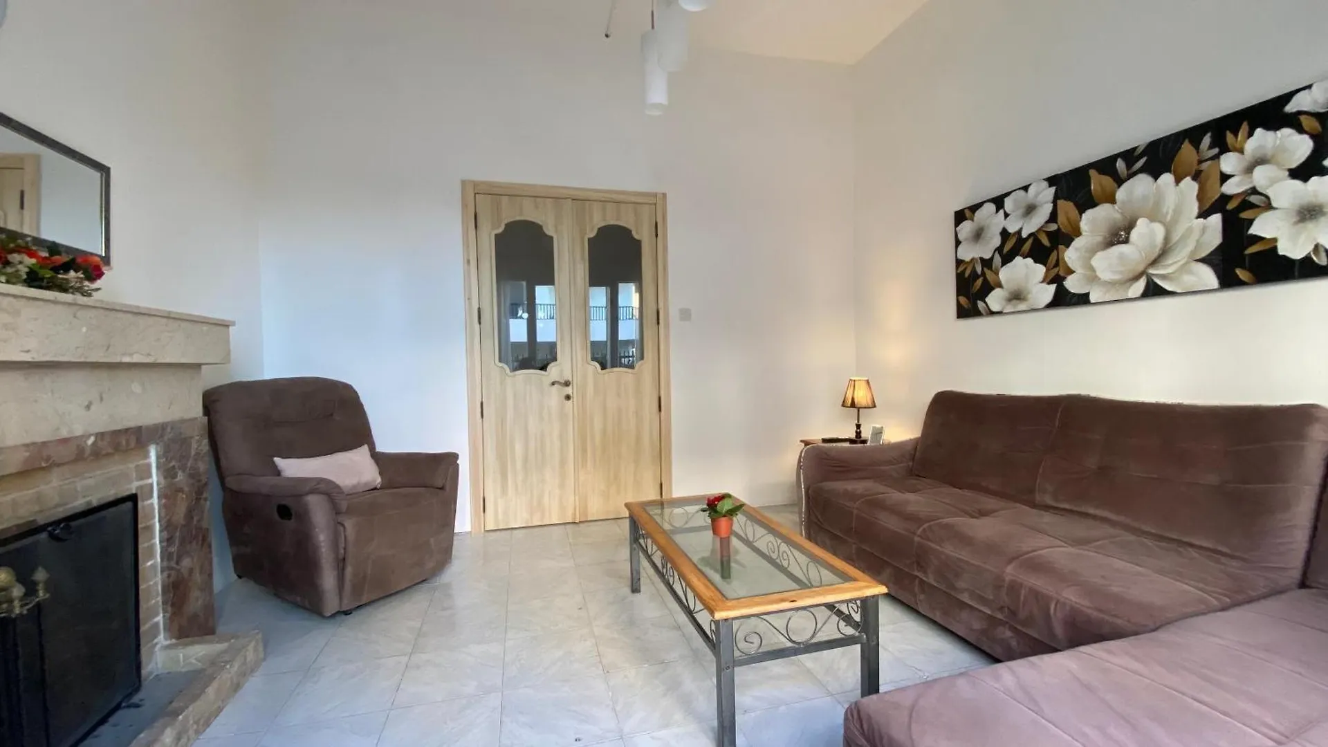 Homestay Bright And Spacious Double Room, Shared Bathroom Saint Julian's Malta