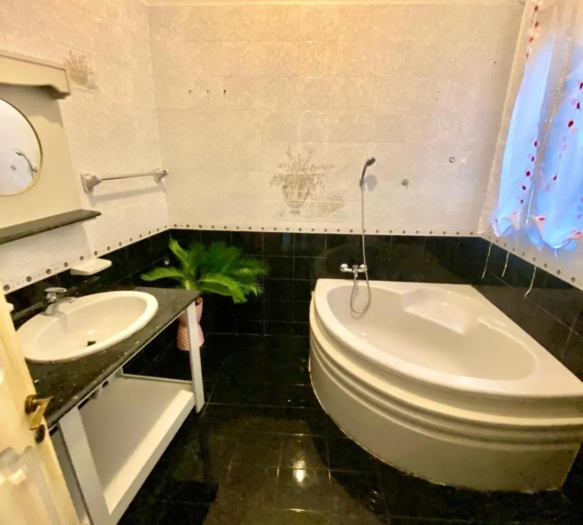 Homestay Bright And Spacious Double Room, Shared Bathroom Saint Julian's